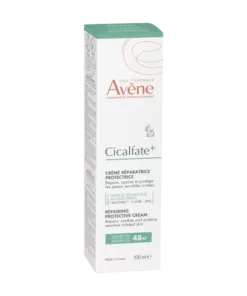 Application locale de Cicalfate+ Crème sur une zone irritée