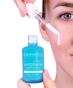 Gouttes de sérum hydratant déposées sur la peau