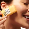 Application ciblée sur le nez et les pommettes — retouche SPF50+