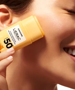 Application ciblée sur le nez et les pommettes — retouche SPF50+