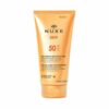 Flacon blanc et doré de la lotion solaire SPF50 Nuxe Sun sur fond bleu clair