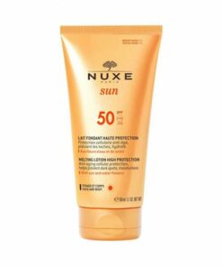 Flacon blanc et doré de la lotion solaire SPF50 Nuxe Sun sur fond bleu clair