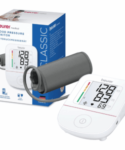 Packshot « Beurer Tensiomètre au Bras BM 23 » avec brassard et écran allumé.