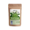 Sachet « Bioherbs Matcha 100 g » ouvert, poudre verte intense visible.