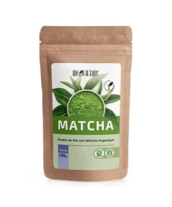 Sachet « Bioherbs Matcha 100 g » ouvert, poudre verte intense visible.