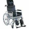 Fauteuil roulant grand confort avec dossier haut inclinable, appui-tête et pot intégré.