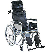 Fauteuil roulant grand confort avec dossier haut inclinable, appui-tête et pot intégré.