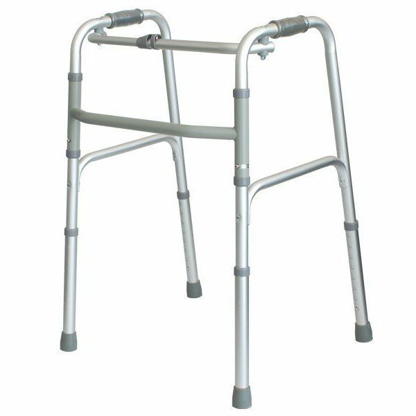 Déambulateur pliable en aluminium sans roues, vue de face, poignées ergonomiques.