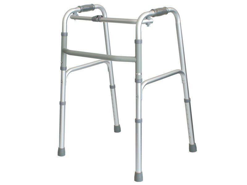 Déambulateur pliable en aluminium sans roues, vue de face, poignées ergonomiques.