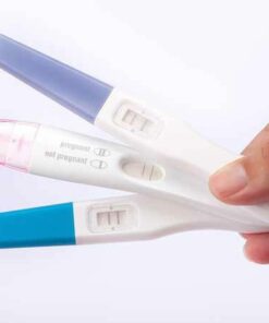 Test de grossesse stylo Optimax avec capuchon et fenêtre de lecture.