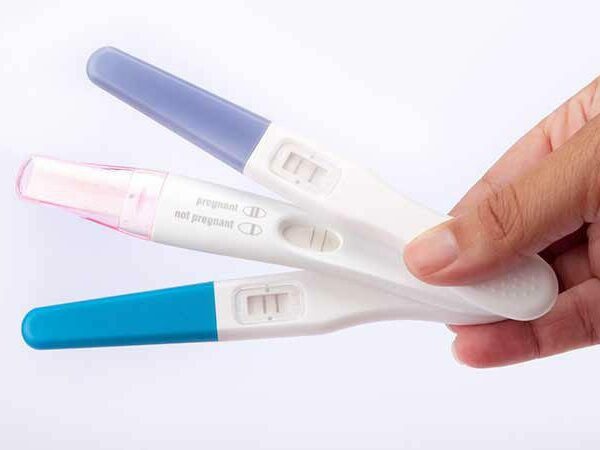 Test de grossesse stylo Optimax avec capuchon et fenêtre de lecture.