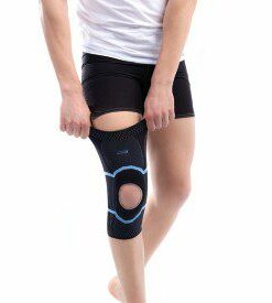 Genouillère Orthomed portée au genou, maintien ligamentaire et rotulien