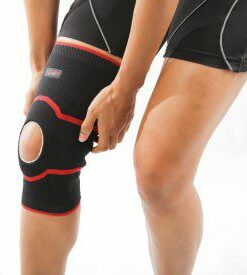 Genouillère sport noire et rouge — anneau rotulien ouvert